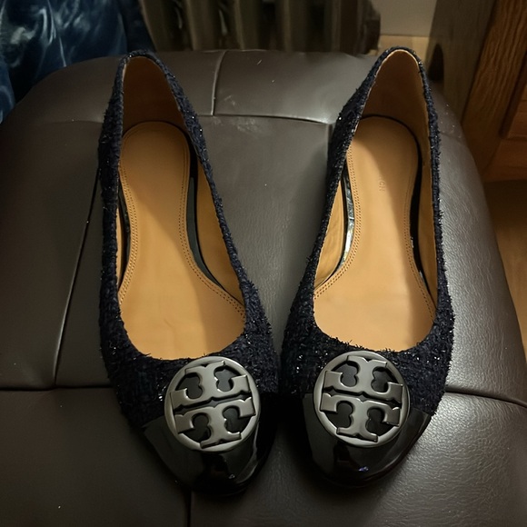 Tory Burch Chelsea Ballet Flat. Color / Code is Navy / Black / Perfect Black 400 - Picture 5 of 6